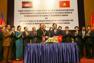 ການພົບປະເຈລະຈາລະ ຫວ່າງການນຳກະຊວງ ແຜນການແລະການລົງທຶນ ຫວຽດນາມ-ກຳປູເຈຍ